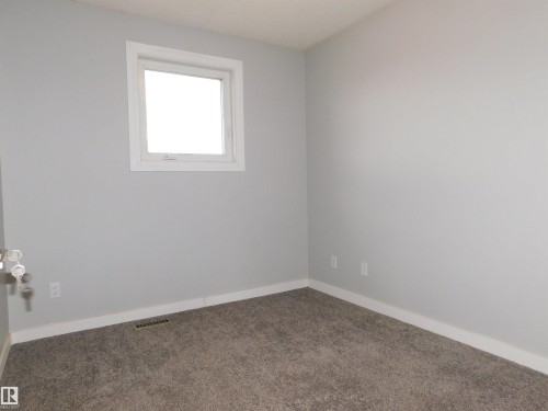 1412 Lakewood Road W, Edmonton, AB - Indoor Photo Showing Other Room