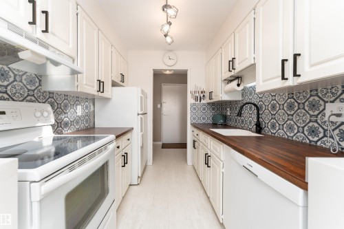 302 11435 41 Avenue, Edmonton, AB - Indoor Photo Showing Kitchen