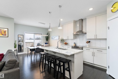 2927 11 Street, Edmonton, AB - Indoor Photo Showing Kitchen With Upgraded Kitchen