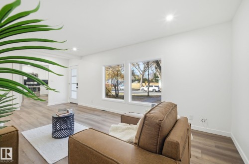 13507 124 Avenue, Edmonton, AB - Indoor Photo Showing Living Room