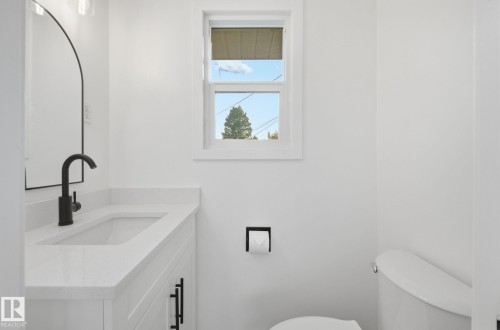 13507 124 Avenue, Edmonton, AB - Indoor Photo Showing Bathroom