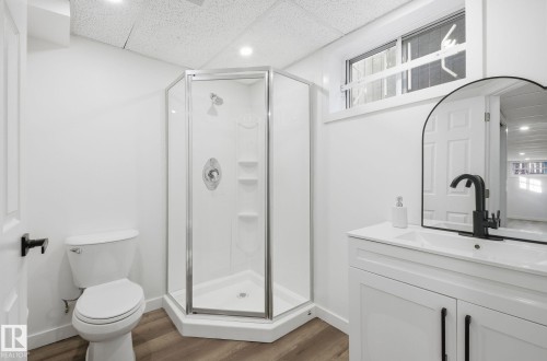 13507 124 Avenue, Edmonton, AB - Indoor Photo Showing Bathroom
