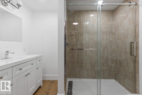 8316 68A Street, Edmonton, AB - Indoor Photo Showing Bathroom