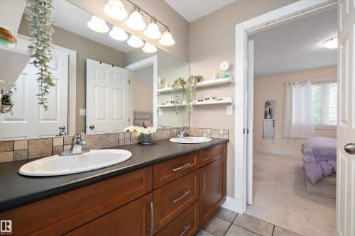 1644 Hector Road, Edmonton, AB - Indoor Photo Showing Bathroom