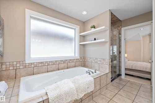1644 Hector Road, Edmonton, AB - Indoor Photo Showing Bathroom