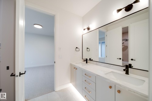 5605 Cautley Cove Cove, Edmonton, AB - Indoor Photo Showing Bathroom
