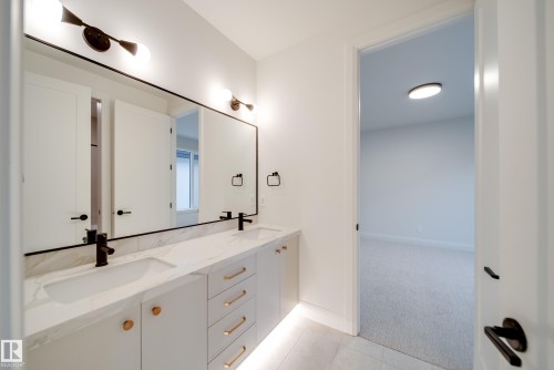 5605 Cautley Cove Cove, Edmonton, AB - Indoor Photo Showing Bathroom