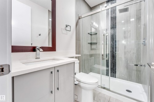 1935 19 Avenue, Edmonton, AB - Indoor Photo Showing Bathroom