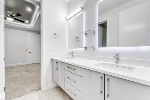 1935 19 Avenue, Edmonton, AB - Indoor Photo Showing Bathroom