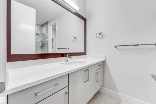 1935 19 Avenue, Edmonton, AB - Indoor Photo Showing Bathroom