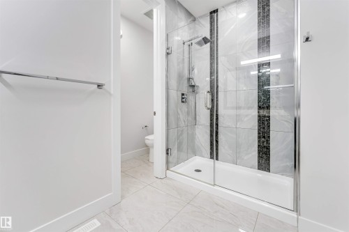 1935 19 Avenue, Edmonton, AB - Indoor Photo Showing Bathroom