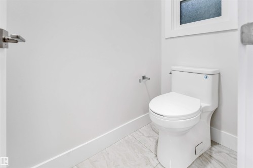 1935 19 Avenue, Edmonton, AB - Indoor Photo Showing Bathroom