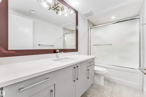 1935 19 Avenue, Edmonton, AB - Indoor Photo Showing Bathroom