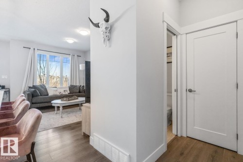 34 4835 Wright Drive, Edmonton, AB - Indoor Photo Showing Living Room