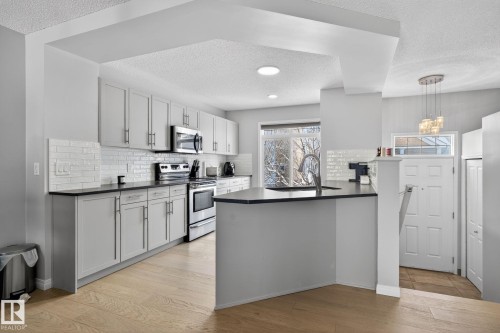60 1804 70 Street, Edmonton, AB - Indoor Photo Showing Kitchen