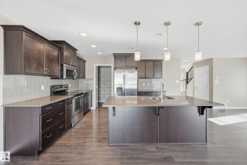 3552 Claxton Crescent, Edmonton, AB - Indoor Photo Showing Kitchen With Double Sink With Upgraded Kitchen