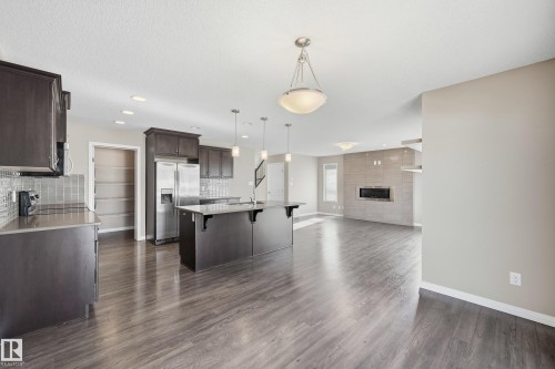 3552 Claxton Crescent, Edmonton, AB - Indoor Photo Showing Kitchen With Upgraded Kitchen