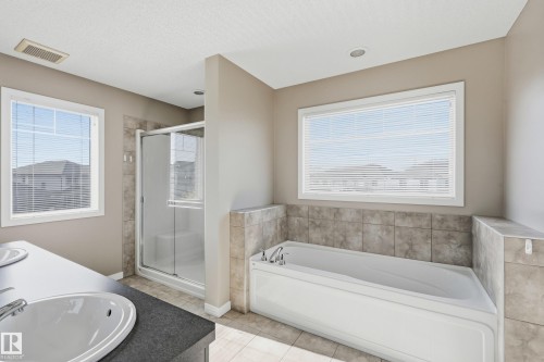 3552 Claxton Crescent, Edmonton, AB - Indoor Photo Showing Bathroom