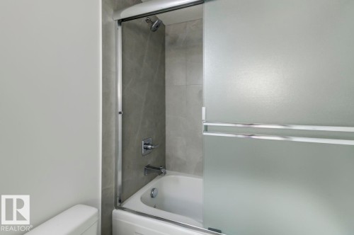 101 10751 85 Avenue, Edmonton, AB - Indoor Photo Showing Bathroom