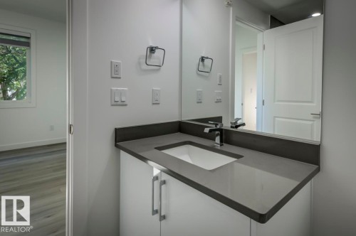 101 10751 85 Avenue, Edmonton, AB - Indoor Photo Showing Bathroom