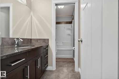 618 Adams Way, Edmonton, AB - Indoor Photo Showing Bathroom
