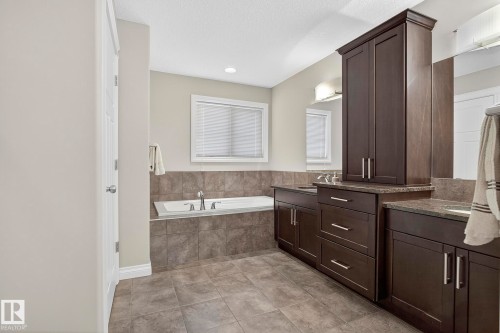 618 Adams Way, Edmonton, AB - Indoor Photo Showing Bathroom