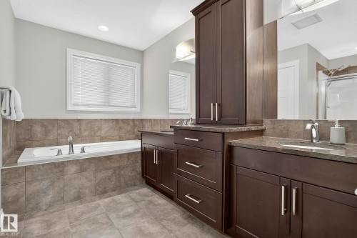 618 Adams Way, Edmonton, AB - Indoor Photo Showing Bathroom