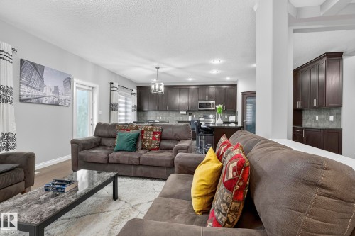 618 Adams Way, Edmonton, AB - Indoor Photo Showing Living Room