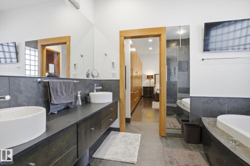 9012 98 Street, Edmonton, AB - Indoor Photo Showing Bathroom