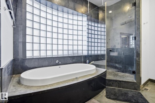 9012 98 Street, Edmonton, AB - Indoor Photo Showing Bathroom