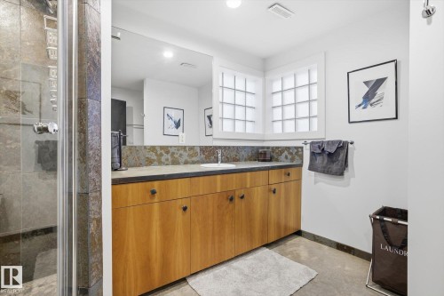 9012 98 Street, Edmonton, AB - Indoor Photo Showing Bathroom