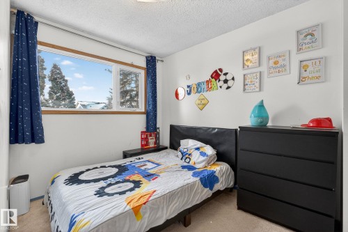1037 Millbourne Rd E Nw, Edmonton, AB - Indoor Photo Showing Bedroom