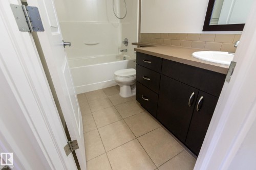 14 9515 160 Avenue, Edmonton, AB - Indoor Photo Showing Bathroom