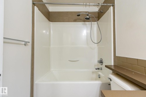 14 9515 160 Avenue, Edmonton, AB - Indoor Photo Showing Bathroom