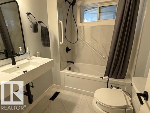 7712 Argyll Road, Edmonton, AB - Indoor Photo Showing Bathroom