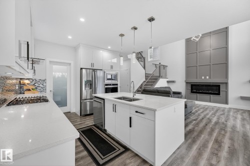 86 Meadowlink Common, Spruce Grove, AB - Indoor Photo Showing Kitchen With Stainless Steel Kitchen With Double Sink With Upgraded Kitchen