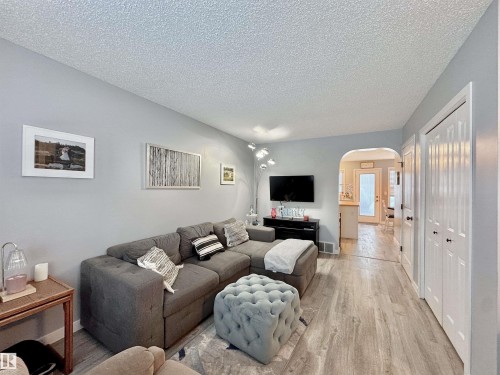 40 320 Spruce Ridge Road, Spruce Grove, AB - Indoor Photo Showing Living Room