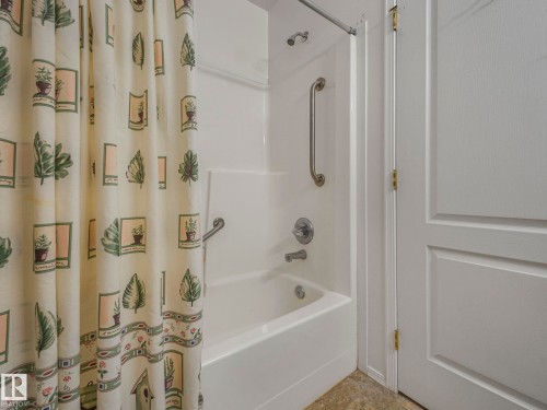 # 26 13320 124 Street Nw, Edmonton, AB - Indoor Photo Showing Bathroom