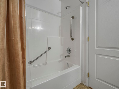 Edmonton, AB - Indoor Photo Showing Bathroom