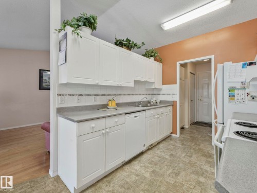 # 26 13320 124 Street Nw, Edmonton, AB - Indoor Photo Showing Kitchen