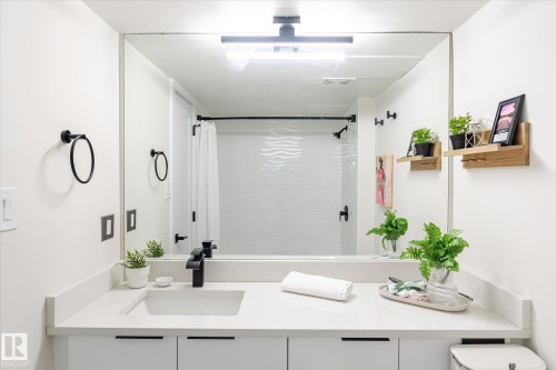 1412 9918 101 Street, Edmonton, AB - Indoor Photo Showing Bathroom