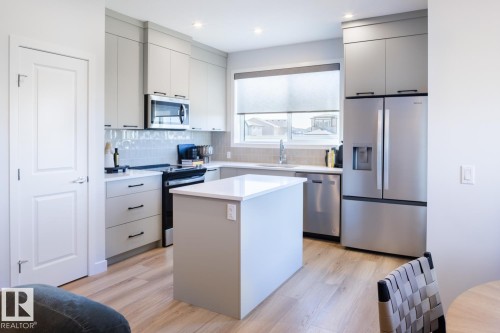 907 Rowan Way, Edmonton, AB - Indoor Photo Showing Kitchen