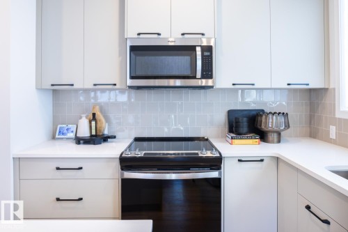 907 Rowan Way, Edmonton, AB - Indoor Photo Showing Kitchen
