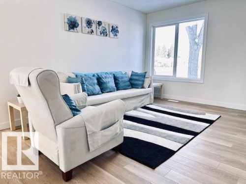 4845 115 Avenue, Edmonton, AB - Indoor Photo Showing Living Room