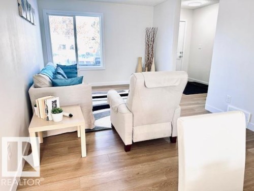 4845 115 Avenue, Edmonton, AB - Indoor Photo Showing Living Room