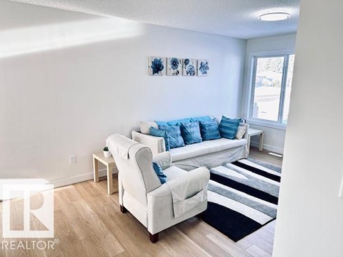 4845 115 Avenue, Edmonton, AB - Indoor Photo Showing Living Room