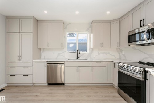 76 Dayton Crescent, St. Albert, AB - Indoor Photo Showing Kitchen With Upgraded Kitchen