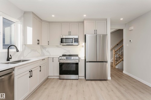 76 Dayton Crescent, St. Albert, AB - Indoor Photo Showing Kitchen With Double Sink With Upgraded Kitchen