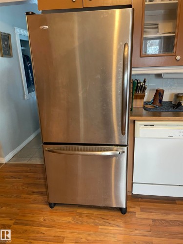 9222 156 Street Nw, Edmonton, AB - Indoor Photo Showing Kitchen