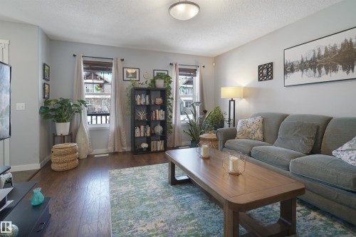 169 62 Street, Edmonton, AB - Indoor Photo Showing Living Room